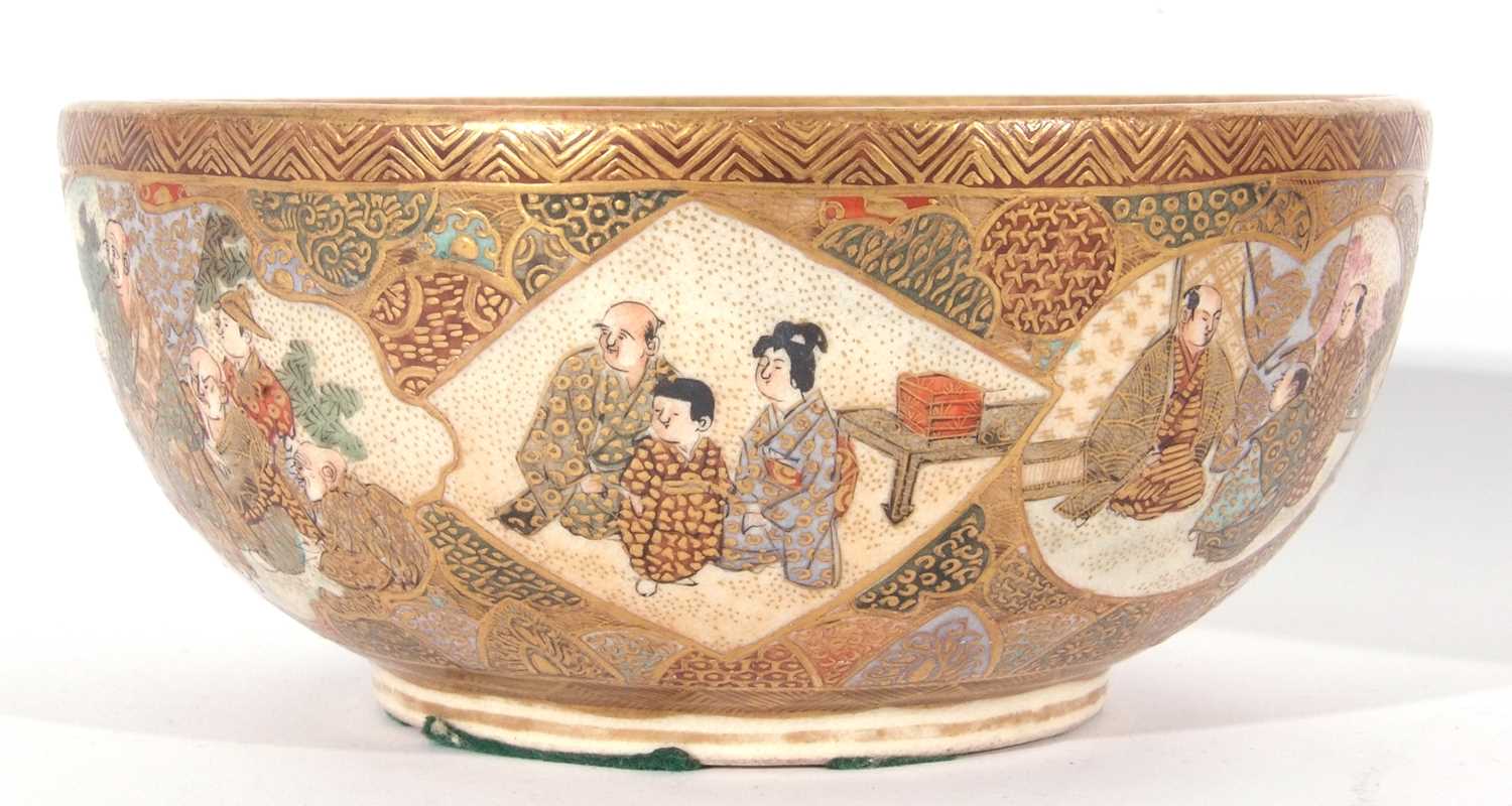 Satsuma bowl with typical gilt decoration, the interior with a dragon, exterior with Japanese - Image 10 of 15