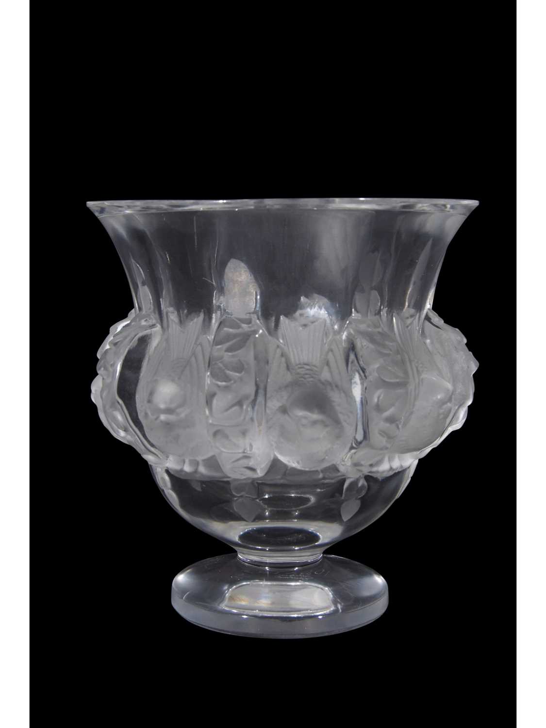 Modern Lalique Dampierre vase, the central frieze decorated with sparrows interspersed with vines,