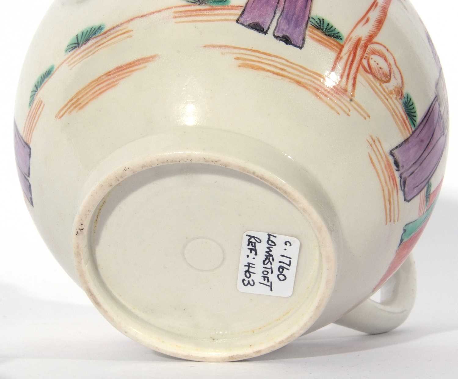 Lowestoft porcelain tea pot, circa 1780, with a polychrome design of Chinese figures by a tree, - Image 6 of 8
