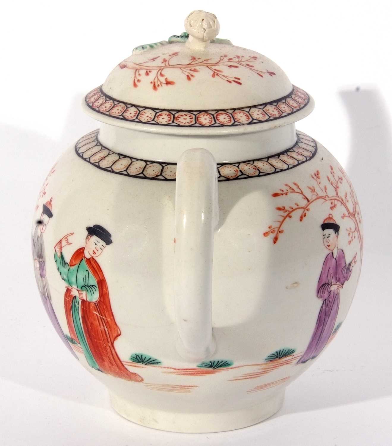 Lowestoft porcelain tea pot, circa 1780, with a polychrome design of Chinese figures by a tree, - Image 8 of 8
