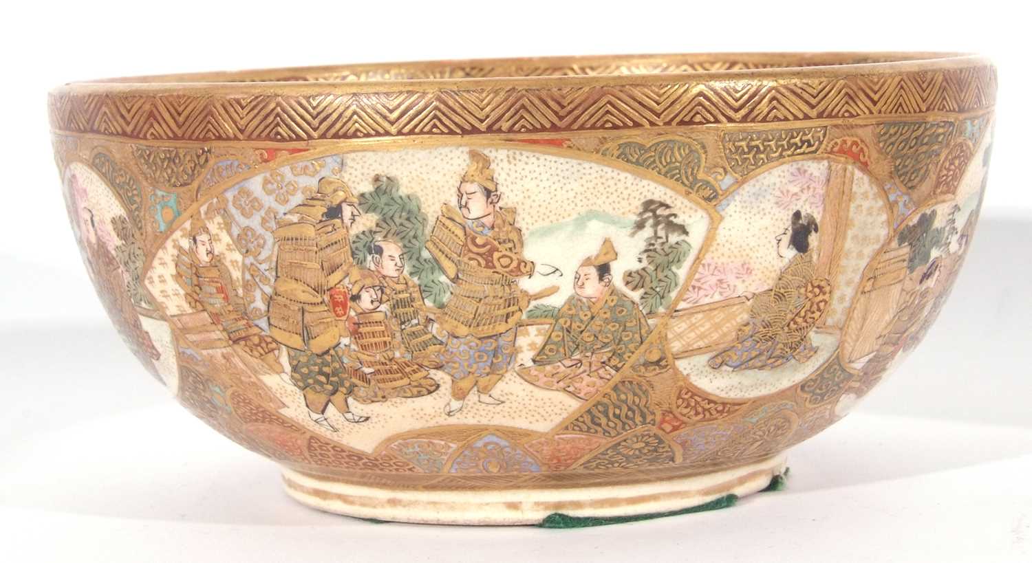 Satsuma bowl with typical gilt decoration, the interior with a dragon, exterior with Japanese - Image 12 of 15