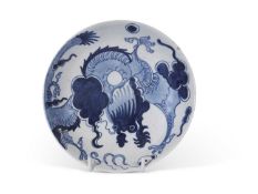 Lowestoft porcelain dragon pattern dish, circa 1770, 15cm diam, ex Barbara Leake collection