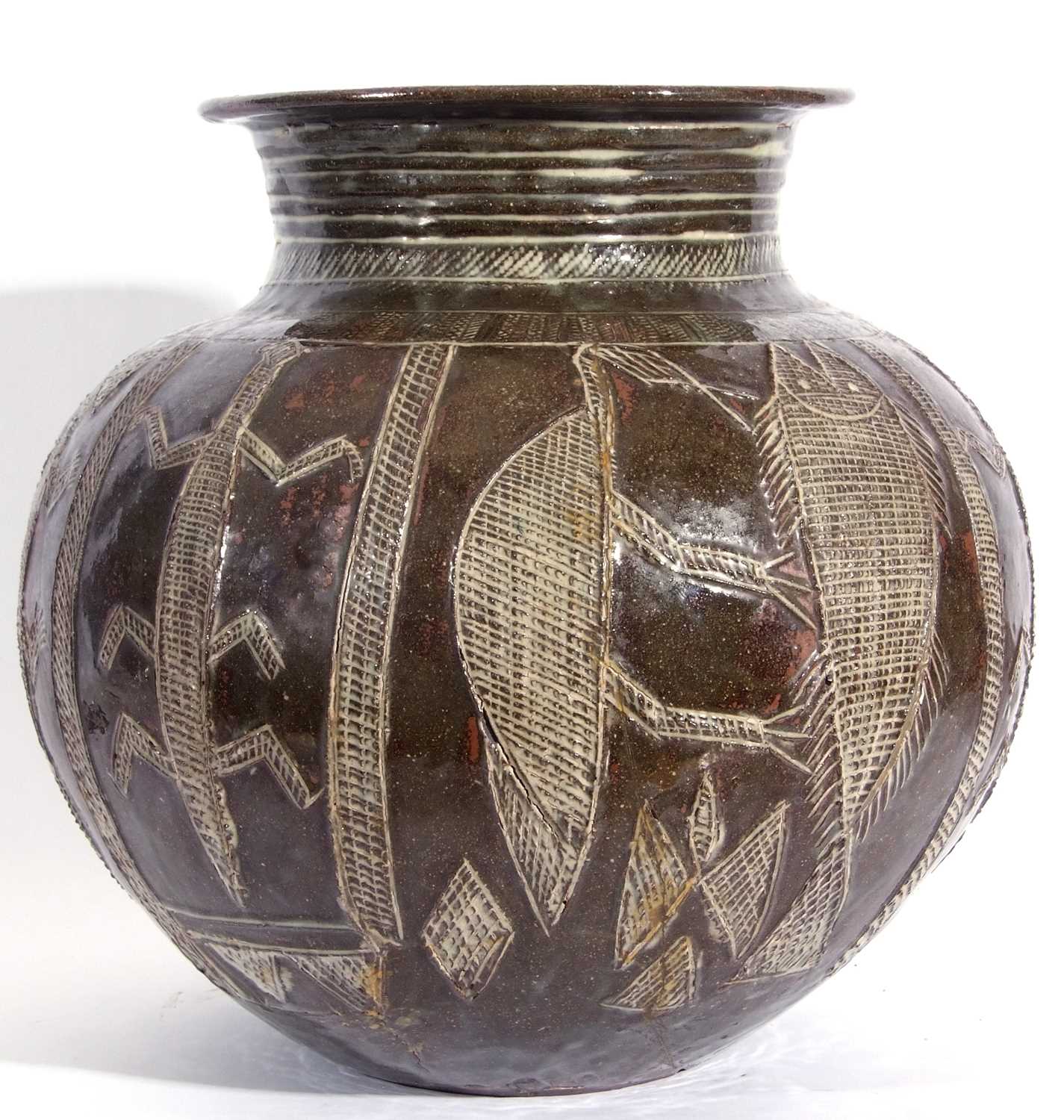 Large water pot by Ladi Kwali (Nigerian circa 1925-1984), the pot with incised designs of birds, - Image 4 of 6