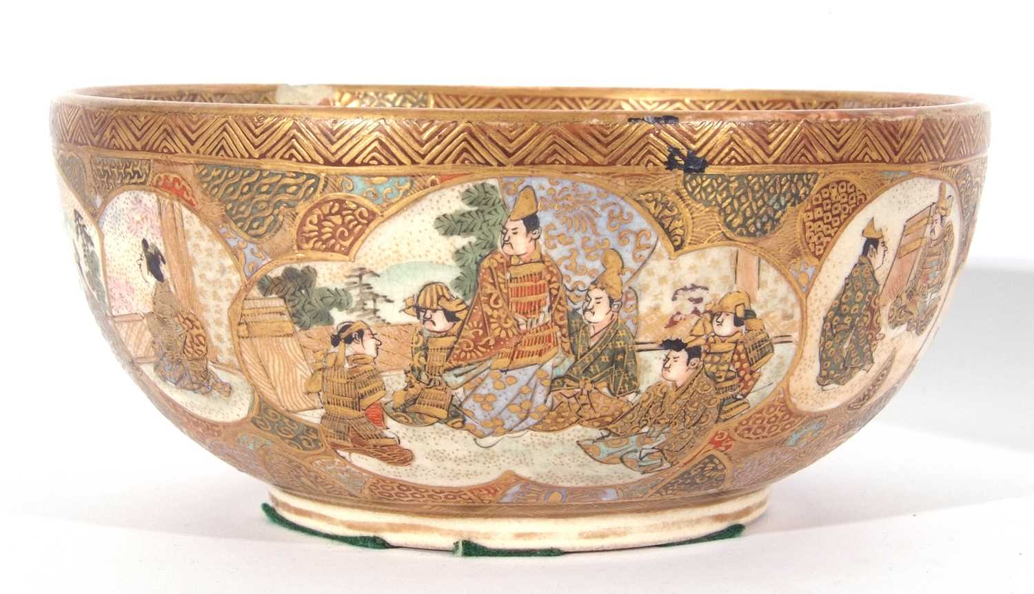 Satsuma bowl with typical gilt decoration, the interior with a dragon, exterior with Japanese - Image 7 of 15