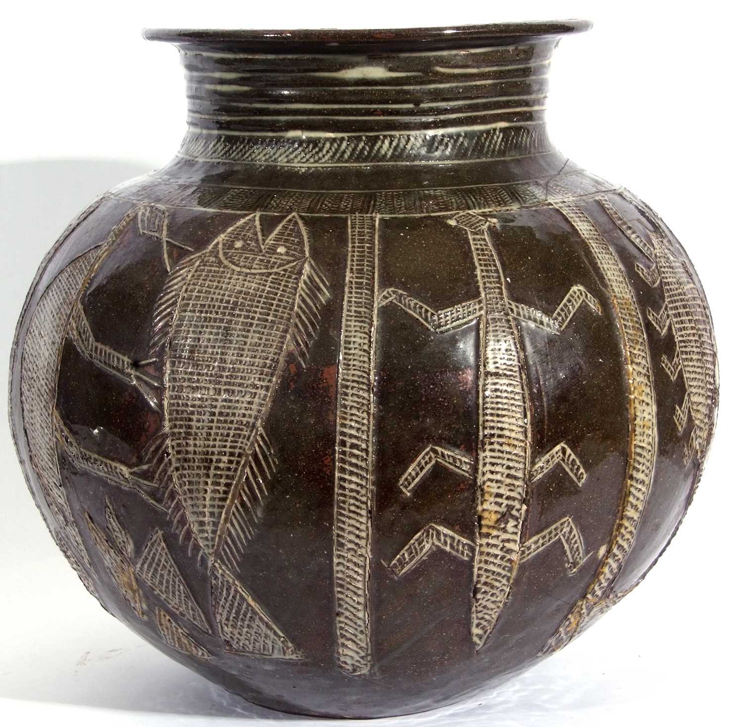 Large water pot by Ladi Kwali (Nigerian circa 1925-1984), the pot with incised designs of birds, - Image 5 of 6