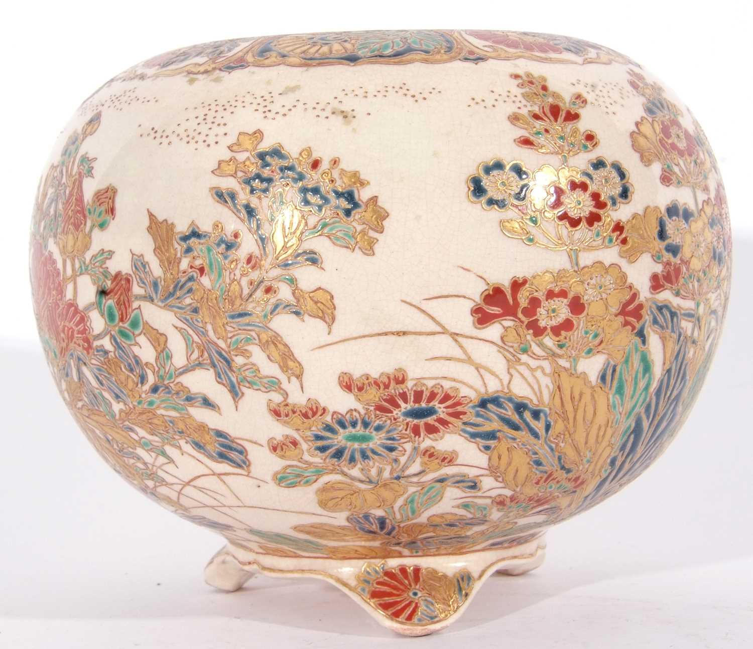 Satsuma bowl with typical gilt decoration, the interior with a dragon, exterior with Japanese - Image 5 of 15