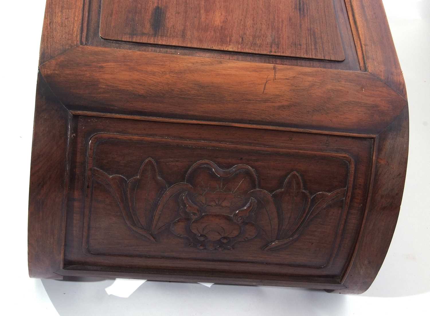 Chinese hardwood low table with swept incurving ends decorated with carved and fretwork detail, 33 x - Image 4 of 5