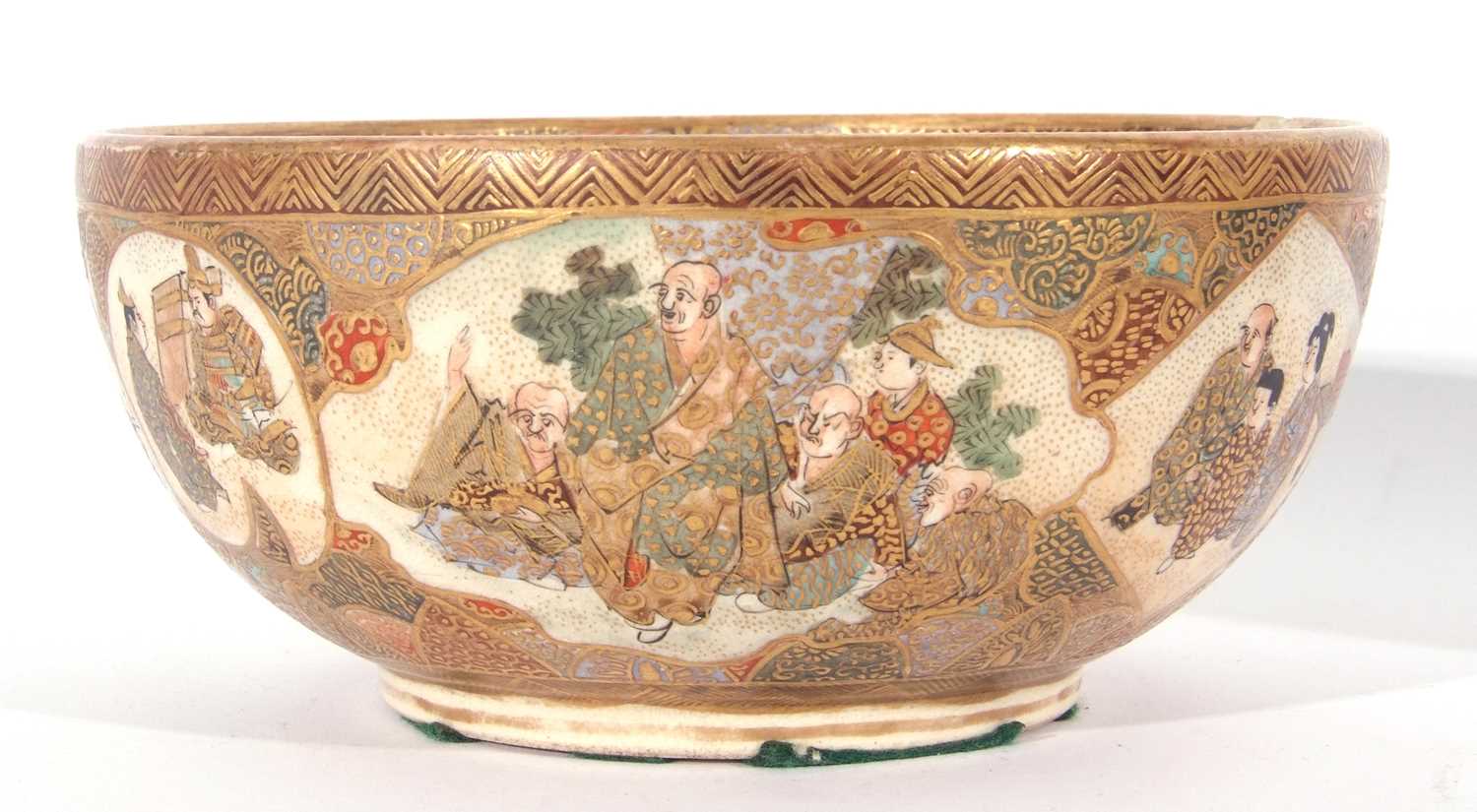 Satsuma bowl with typical gilt decoration, the interior with a dragon, exterior with Japanese - Image 9 of 15