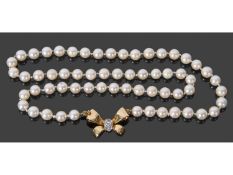 Cultured pearl necklace, a single row of cultured pearls of uniform shape, 6.7mm each approx, to a