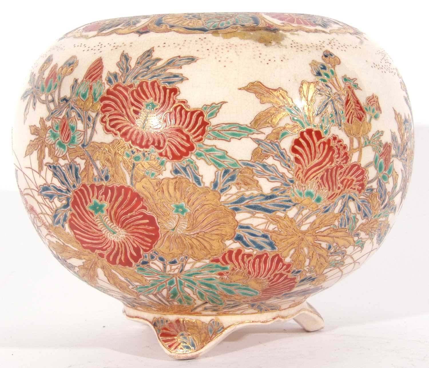 Satsuma bowl with typical gilt decoration, the interior with a dragon, exterior with Japanese - Image 4 of 15