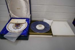 MIXED LOT OF COLLECTORS PLATES TO INCLUDE CASED SPODE ROYAL ARTILLERY PLATE, CROWN STAFFORDSHIRE