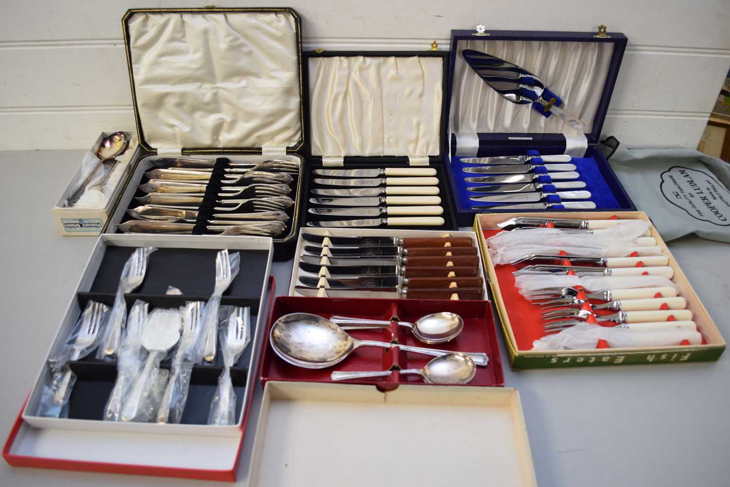 MIXED LOT OF CASED SILVER PLATED AND STEEL CUTLERY