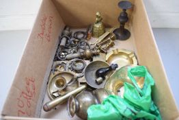 BOX VARIOUS BRASS WARES TO INCLUDE ASHTRAYS, ORNAMENTS, CURTAIN FITTINGS ETC