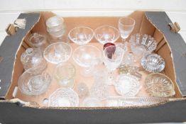 BOX OF VARIOUS GLASS WARES TO INCLUDE CHAMPAGNE BOWLS, DRINKING GLASSES, ASHTRAYS ETC