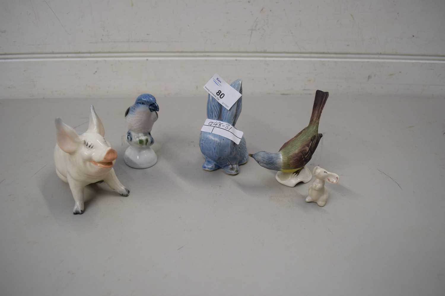 MIXED LOT COMPRISING A BESWICK MODEL PIG, SYLVAC BUNNY, AND FURTHER BIRD ORNAMENTS (5)