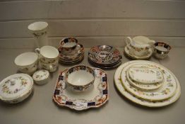 MIXED LOT OF CERAMICS TO INCLUDE A RANGE OF WEDGWOOD MIRABELLE DECORATED PLATES, VASES, TEA WARES