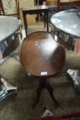 REPRODUCTION MAHOGANY VENEERED OVAL TOP OCCASIONAL TABLE, 74CM WIDE