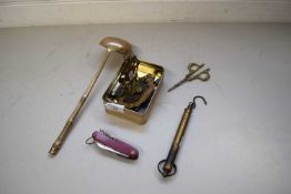 MIXED LOT CONTAINING BASE METAL POCKET WATCH STAND, SMALL HAND HELD SCALES, VARIOUS POCKET KNIVES