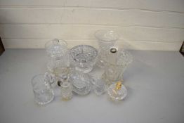 MIXED LOT VARIOUS GLASS WARES TO INCLUDE SWAROVSKI CRYSTAL SWANS, VARIOUS VASES AND OTHER ITEMS