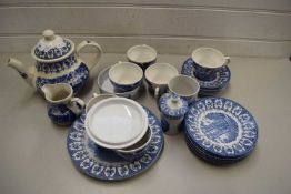 MIXED LOT OF BLUE AND WHITE CHINA WARES TO INCLUDE A BROADHURST QUEENS SILVER JUBILEE TEA SET