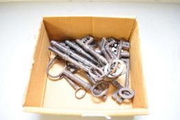 BOX OF VINTAGE KEYS