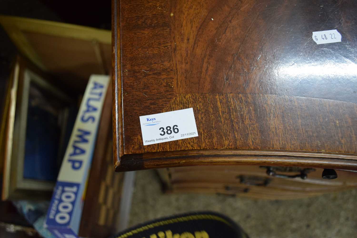 REPRODUCTION FLAME MAHOGANY VENEERED SERPENTINE FOUR DRAWER BACHELOR'S TYPE CHEST, 72CM WIDE - Image 2 of 2