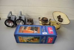 MIXED LOT COMPRISING A SODA SIPHON, VINTAGE BATTERY LANTERNS, SHOP SCALES AND WEIGHTS