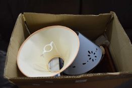 BOX OF MIXED ITEMS TO INCLUDE TABLE LAMP ETC