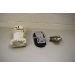 MIXED LOT COMPRISING A FRITZ & FLOYD MODEL CAR, A GLASS MODEL VINTAGE CAR ON STAND AND AN AA BADGE
