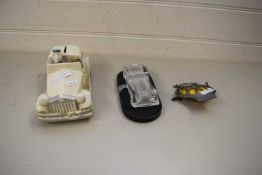 MIXED LOT COMPRISING A FRITZ & FLOYD MODEL CAR, A GLASS MODEL VINTAGE CAR ON STAND AND AN AA BADGE