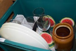 BOX OF VARIOUS MODERN GLASS WARES, DINNER PLATES ETC