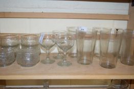 VINTAGE PINT GLASSES AND VARIOUS OTHER MIXED GLASS WARES TO INCLUDE DRINKING GLASSES, BOWLS ETC (2