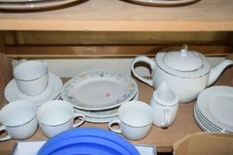 MODERN WHITE AND SILVER DECORATED TEA SET PLUS FURTHER PLATES