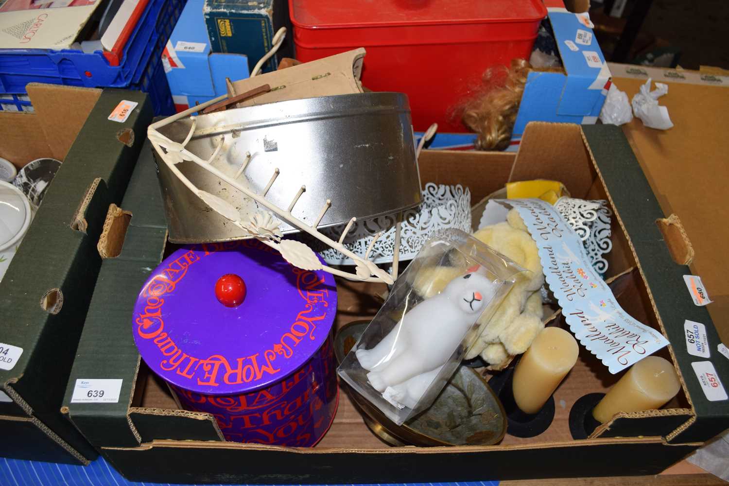 BOX OF CANDLES, CAKE STAND, VINTAGE SPONG MINCER AND OTHER ITEMS