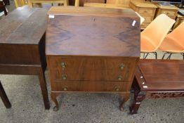 EARLY 20TH CENTURY WALNUT VENEERED THREE DRAWER BUREAU ON CABRIOLE LEGS, 76CM WIDE