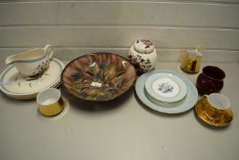 MIXED LOT OF CERAMICS TO INCLUDE A DENBY GLYN COLLEGE BOWL AND ALFRED MEAKIN HEDGEROW PATTERN DINNER