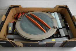 BOX OF HORNBY DUBLO MODEL RAILWAY ROLLING STOCK AND TURNTABLE