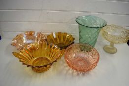 MIXED LOT, VARIOUS COLOURED GLASS BOWLS, GLASS TAZZA AND VASE