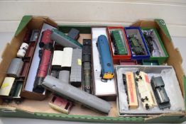 BOX OF VARIOUS MODEL RAILWAY ENGINES TO INCLUDE AIRFIX 'CAERPHILLY CASTLE', 'DUCHESS OF SUTHERLAND',