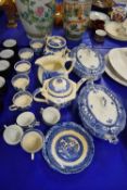 QUANTITY OF BLUE AND WHITE TEA AND TABLE WARES