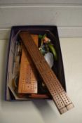 BOX MIXED ITEMS TO INCLUDE CRIBBAGE BOARDS, TABLE LIGHTER, NOVELTY DECANTER STOPPER ETC