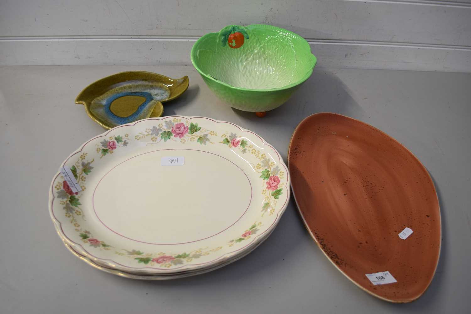 MIXED LOT MIDWINTER LEAF FORMED SALAD BOWL, PLUS OTHER BOWLS AND MEAT PLATES