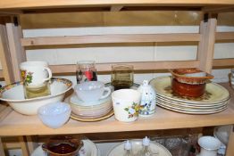 MIXED LOT OF CERAMICS AND GLASS WARES