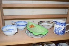 MIXED LOT OF CERAMICS AND GLASS TO INCLUDE A CARLTON LEAF FORMED DISH