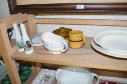 MIXED LOT OF CERAMICS INCLUDING GRAVY BOAT AND OTHER ITEMS