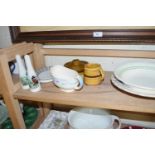 MIXED LOT OF CERAMICS INCLUDING GRAVY BOAT AND OTHER ITEMS