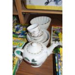 MIXED LOT OF CERAMICS TO INCLUDE A JELLY MOULD, TEA WARES ETC