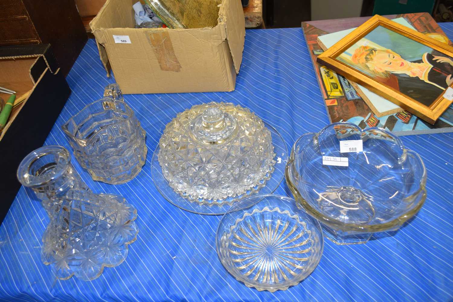 MIXED LOT OF VARIOUS GLASS VASES, CRYSTAL GLASS DISH AND OTHER ITEMS