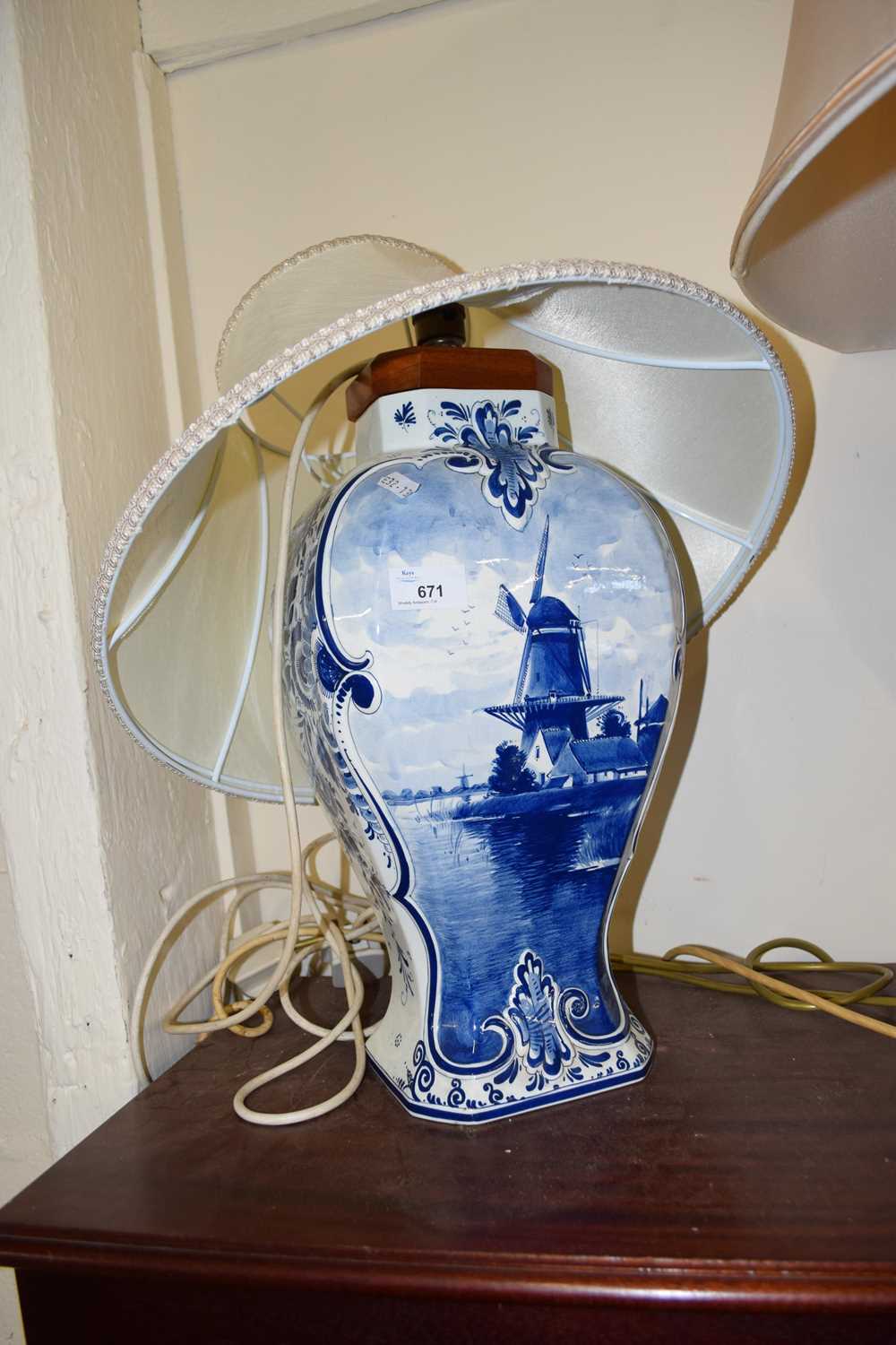 MODERN DELFT POTTERY TABLE LAMP