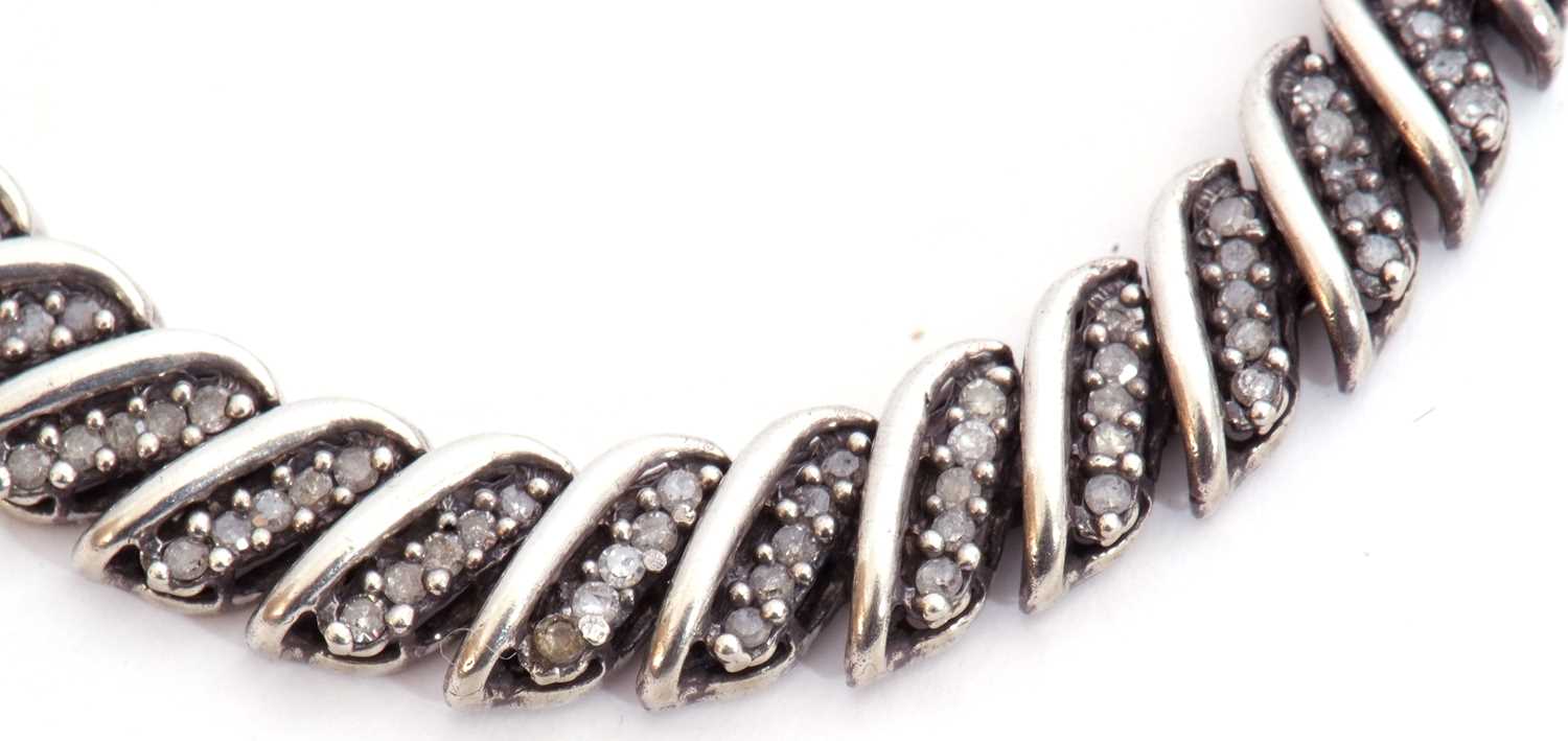 Precious metal diamond set articulated bracelet, the design featuring rows of five small single - Image 2 of 4